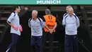 Pelatih Prancis, Didier Deschamps bercanda dengan staf pelatih sebelum sesi latihan jelang hadapi Spanyol pada laga semifinal Euro 2024 di Munich, Jerman, Senin (8/7/2024). Di turnamen ini, Prancis baru mencetak total tiga gol, tapi satu merupakan gol penalti Mbappe, sedangkan dua lainnya adalah gol-gol bunuh diri pemain Austria dan Belgia. (AP Photo/Hassan Ammar)