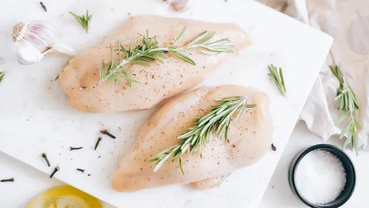 Rahasia Mencairkan Daging Ayam Beku Tanpa Air dan Microwave