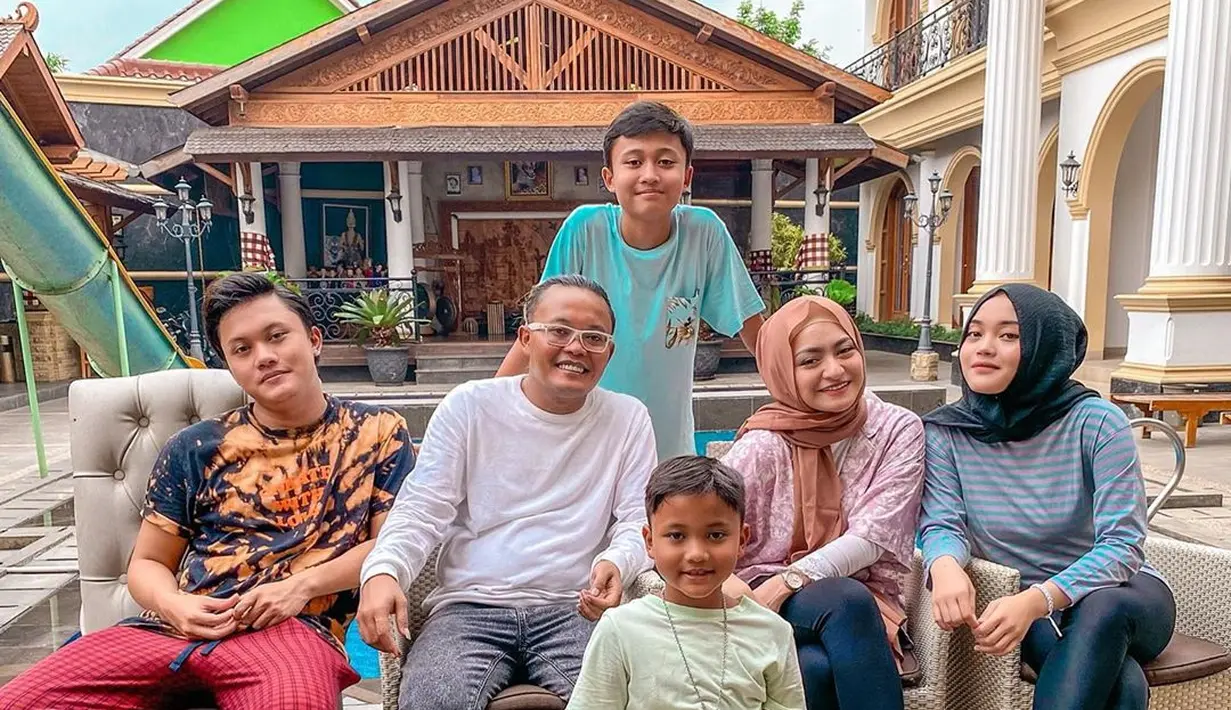 "Alhamdulillah kan anak tau mana yang tulus dan nggak. Ya terima kasih sama Tuhan, itu anugerah buat saya karena nggak menyangka bisa seperti itu," ungkap Sule pada awak media, belum lama ini. (Instagram/ferdinandsule)