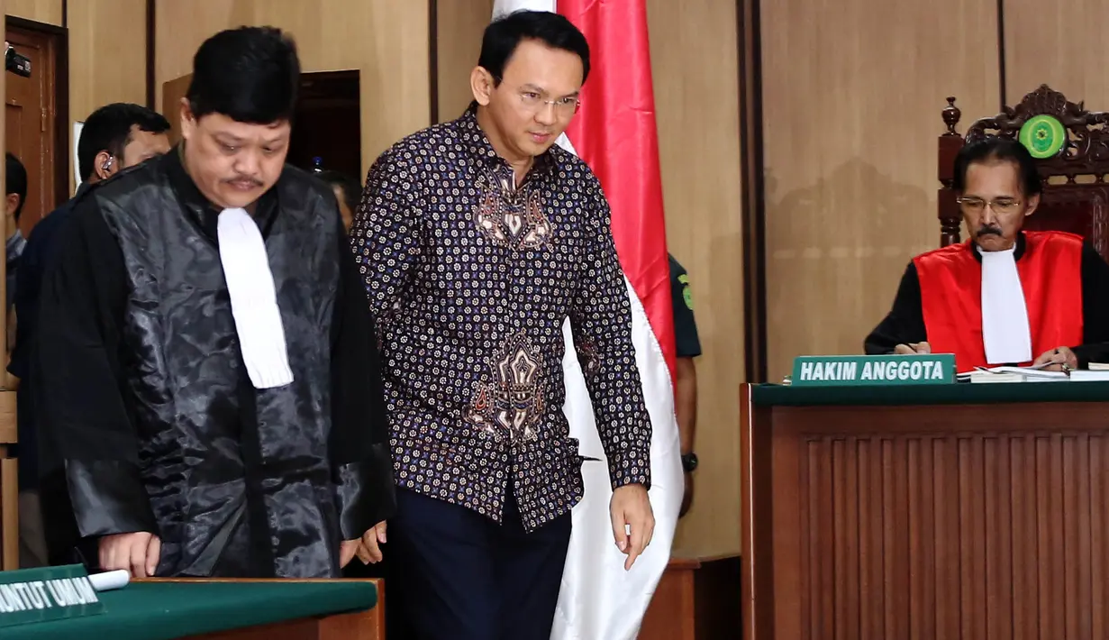 Terdakwa kasus dugaan penistaan agama Basuki Tjahaja Purnama (Ahok) memasuki ruang sidang lanjutan di PN Jakarta Utara, Selasa (26/12). Persidangan ketiga ini beragenda pembacaan putusan sela oleh majelis hakim. (Liputan6.com/Eko Siswono Toyudho/Pool)