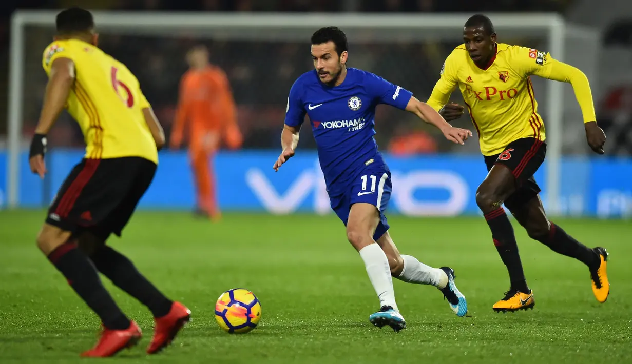 Gelandang Chelsea Pedro berusaha melewati dua pemain Watford saat pertandingan pertandingan Liga Inggris di stadion Vicarage Road, London (5/2). Dalam pertandingan ini Chelsea menelan kekalahan 1-4 atas Watford. (AFP Photo / Glyn Kirk)