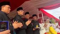 Gubernur DKI Jakarta Anies Baswedan dan wakilnya, Sandiaga Uno, beserta Ketua DPRD DKI Prasetio Edi (dua dari kiri). (Liputan6.com/Delvira Chaerani Hutabarat)