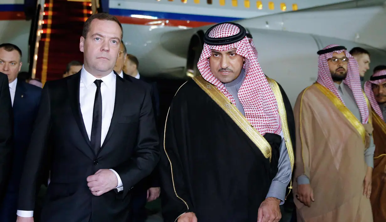 Pangeran Turki bin Abdullah Al Saud bersama PM Rusia Dmitry Medvedev  di Riyadh pada tanggal 24 Januari 2015. Mantan Gubernur Provinsi Riyadh ditangkap Komite Anti-Korupsi Saudi atas dugaan terkait kasus korupsi. (AFP Photo/Ria Novosti/Dmitry Astakhov)