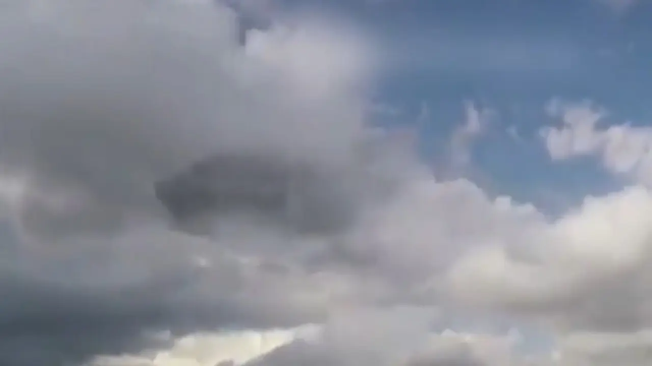 Awan Misterius 'Kapal Star Wars' Terekam Melintasi Langit Peru