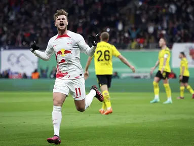 Penyerang RB  Leipzig, Timo Werner berselebrasi setelah mencetak gol ke gawang Borussia Dortmund pada laga perempatfinal DFB Pokal di Red Bull Arena di Leipzig, Jerman, Kamis, 6 April 2023. (Jan Woitas/dpa via AP)