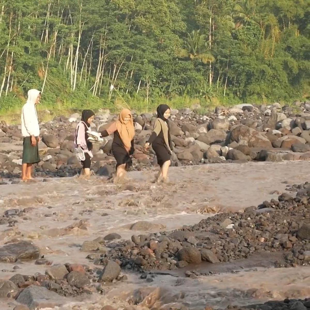 Banjir Lahar Semeru Putuskan Jalan Desa