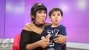 Kekompakan berpose antara ibu dan anak saat acara Dear Haters, Jakarta, Kamis (31/3/2016). Nathan adalah anak hasil dari pernikahan Cut Memey dengan Paul Rowland, bule asal Kanada. (Liputan6.com/Angga Yuniar)