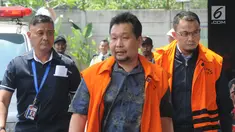 Pemilik PT Binivian Konstruksi Abadi, Effendy Syahputra (tengah) dan Anggota DPRD Lampung Nonaktif Agus Bhakti Nugroho (kanan) saat akan menjalani pemeriksaan lanjutan di Gedung KPK, Jakarta, Kamis (6/9). (Merdeka.com/Dwi Narwoko)
