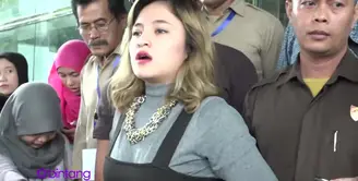 Diusianya yang terbilang belia, Marshanda sudah banyak menjumpai cobaan hidup. Bagaimana ia menyingkapinya? 