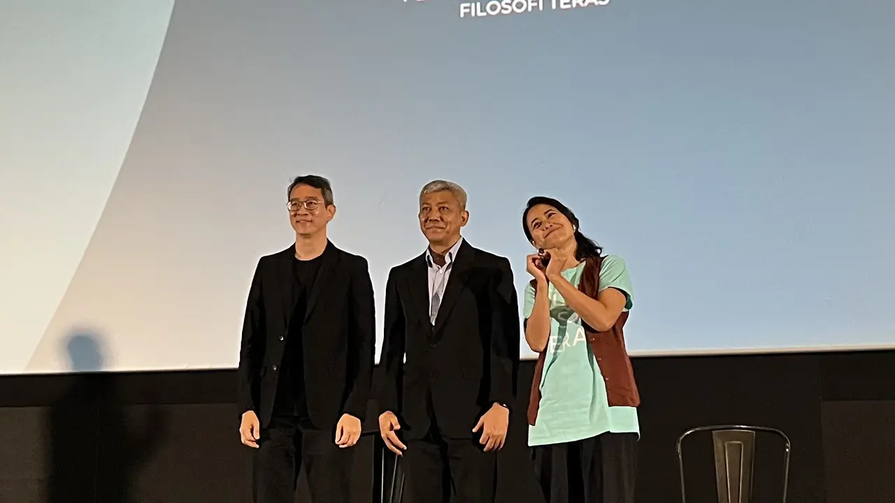 Henry Manampiring, kiri, dalam press conference film Filosofi Teras di kawasan Jakarta Pusat, Minggu (12/7/2026). (Liputan6.com/Afradhiya N.R)