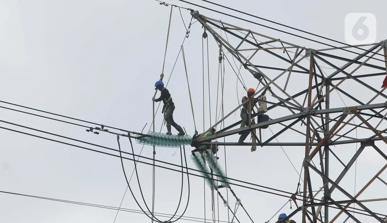 Pekerja menyelesaikan pekerjaan jaringan SUTET di Tangerang, Banten, Senin (2/1/2021).
Pasukan ini dikenal dengan tim Pekerjaan Dalam Keadaan Bertegangan (PDKB). (Liputan6.com/Angga Yuniar)