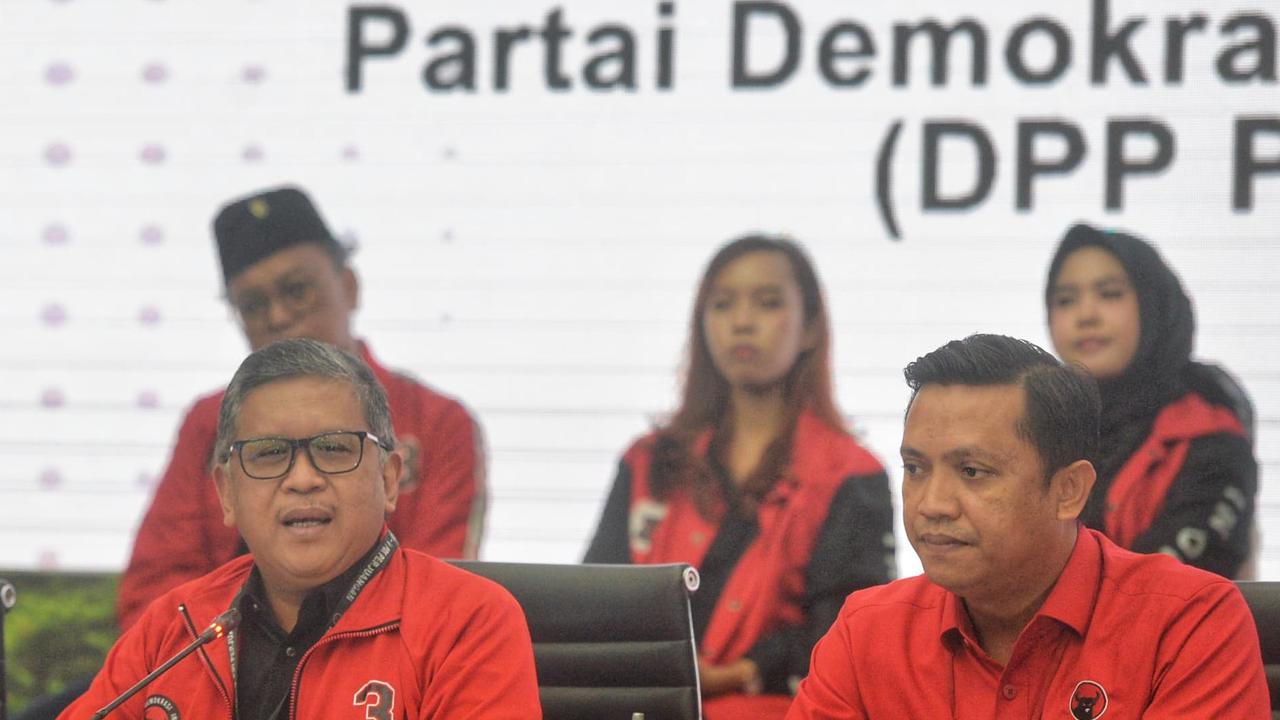 Sekretaris Jenderal DPP PDI Perjuangan (PDIP) Hasto Kristiyanto saat saat konferensi pers terkait Pilkada serentak 2024 di Kantor DPP PDIP, Jalan Diponegoro, Menteng, Jakarta, Minggu (1/12/2024).