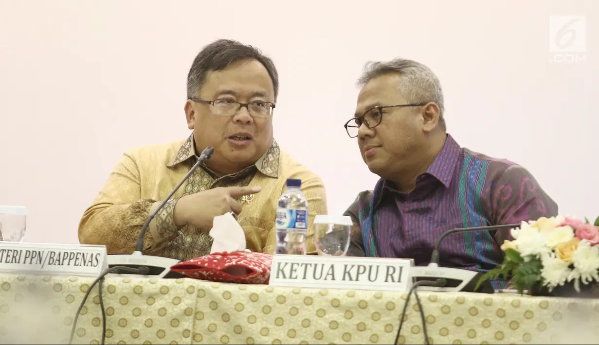 Menteri PPN/Bappenas Bambang Brodjonegoro (kiri) berbincang dengan Ketua KPU Arief Budiman saat Penyampaian Rancangan Teknokratik RPJMN 2020-2025 di Gedung KPU, Jakarta, Selasa (25/9). (Liputan6.com/Herman Zakharia)
