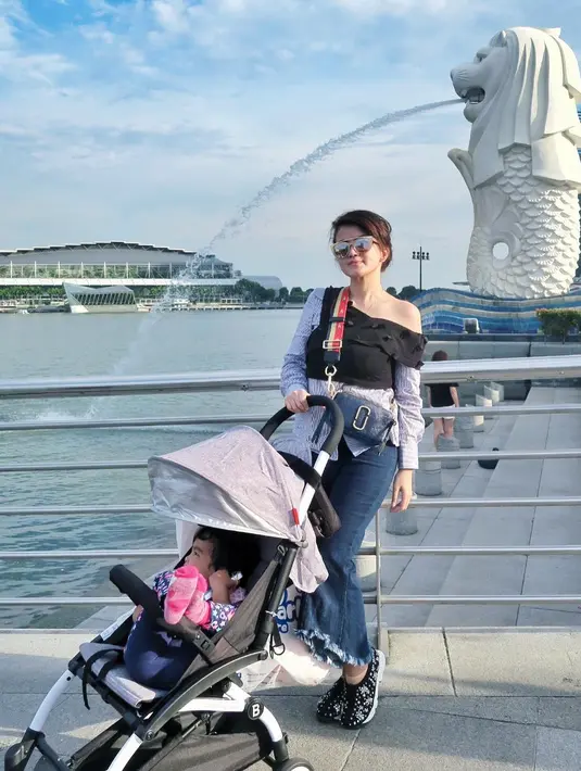 Bukan hanya itu, penampilannya kini pun sangat memukau. Berbeda saat ia menjadi sosok Helen yang lugu dan polos serta menjadi kutu buku. Sekarang ini, Tania lebih pantas disebut sebagai hot mom ketimbang kutu buku. (Instagram/taniaputri1707)