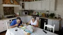 Maria Jose dan suaminya menikmati makanan di rumah mereka di Pueblos Blancos atau Desa Putih, Spanyol Selatan, 16 September 2016. Selain bangunan, kompleks pemakaman hingga perabotan milik warganya juga serba putih. (REUTERS/Marcelo del Pozo)