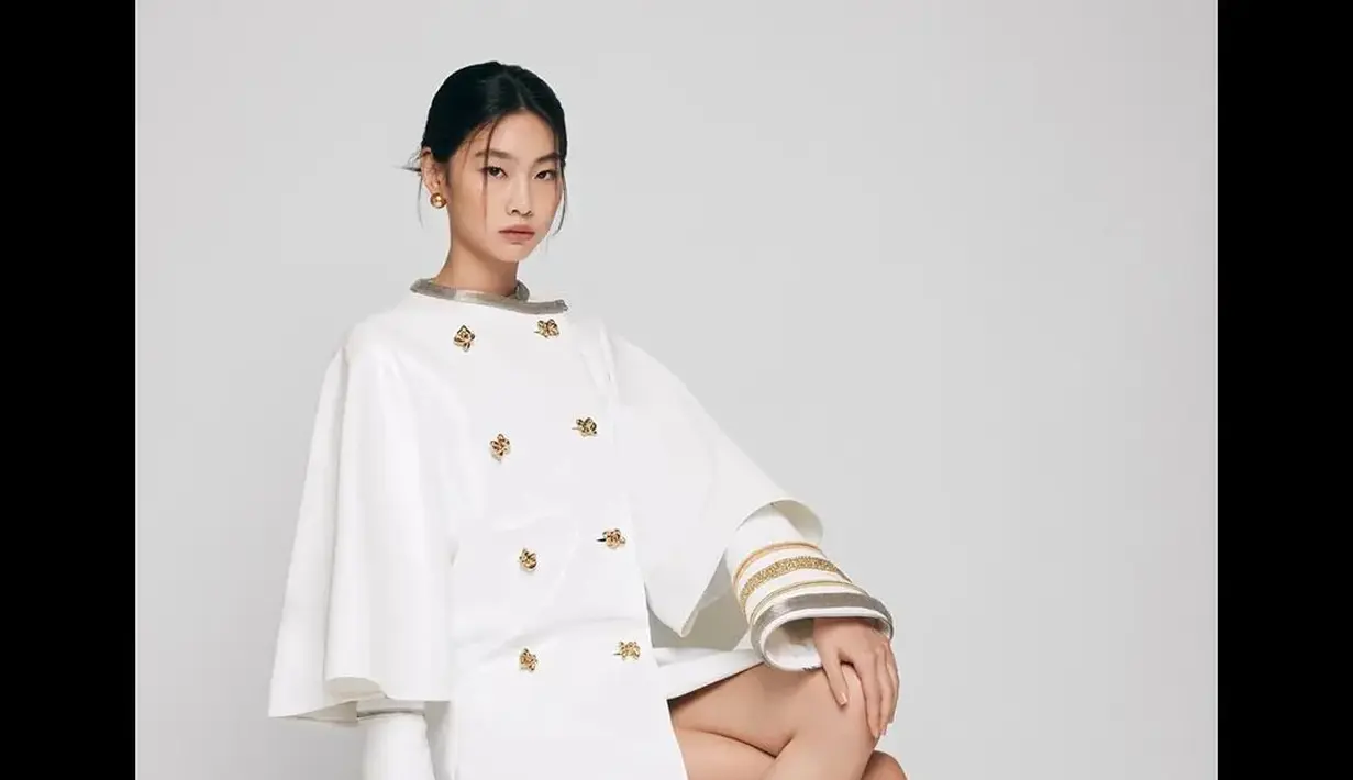 Pada 2021 lalu, aktris dan model Jung Hoyeon diangkat menjadi duta globalnya Louis Vuitton. Bintang Squid Game itu muncul dengan double breasted dress warna putih dan sling bag hitam.   [Dok/Louis Vuitton].