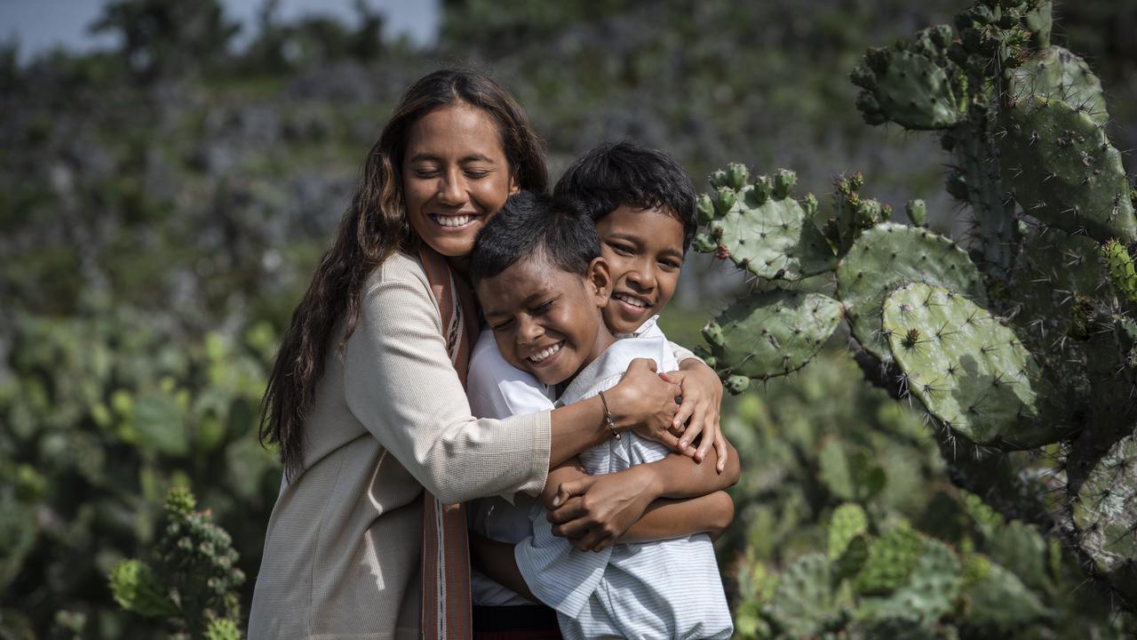 Pevita Pearce berkulit hitam dan berambut pirang di film terbaru, Rumah Merah Putih