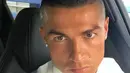 Cristiano Ronaldo saat berselfie di dalam mobil dengan potongan rambut barunya ala tentara. Ronaldo berjanji jika timnya menjuarai Liga Champions, pria 32 tahun tersebut akan memotong rambutnya. (Instagram/Cristiano)