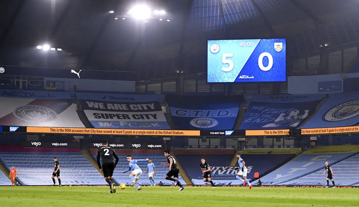 Pemain Manchester City Phil Foden mengontrol bola saat melawan Burnley pada pertandingan Liga Premier Inggris di Etihad Stadium, Manchester, Inggris, Sabtu (28/11/2020). Manchester City melesat ke urutan delapan klasemen usai membantai Burnley 5-0. (Laurence Griffiths/Pool via AP)