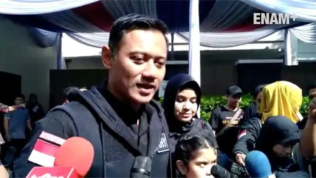 Agus Yudhoyono menggunakan hak pilihnya di TPS 06 Taman Cibeber, Kelurahan Rawa Barat Kebayoran Baru, Jakarta Selatan Rabu 15/2/2017