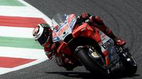 Pembalap Ducati Team, Jorge Lorenzo memimpin balapan disusul pembalap Ducati, Andrea Dovizioso dan Movistar Yamaha, Valentino Rossi pada Moto Grand Prix di Sirkuit Mugello, Italia, Minggu (03/6). (AFP FOTO / Filippo Monteforte)