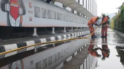 Petugas damkar menarik selang untuk memadamkan api saat simulasi penanggulangan kebakaran di gedung KPK, Jakarta, Jumat (14/9). Kegiatan itu bekerjasama dengan Dinas Penanggulangan Kebakaran dan Penyelamatan (DPKP) Provinsi DKI (Merdeka.com/Dwi Narwoko)