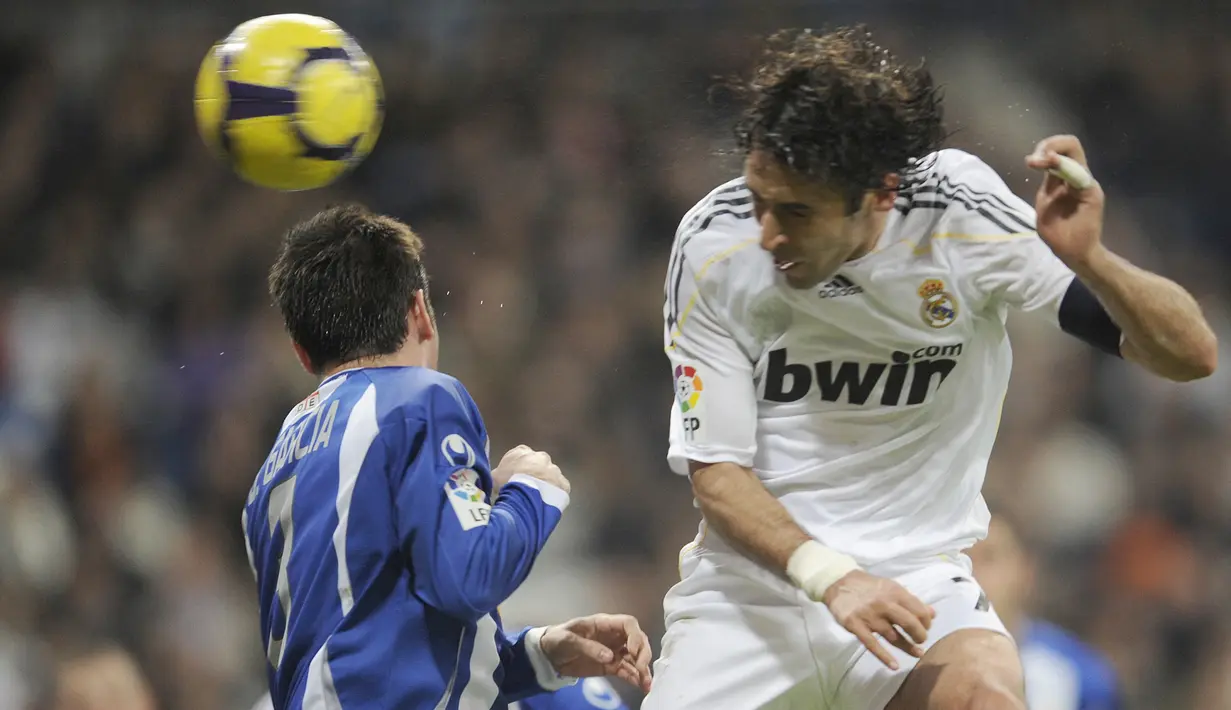 Raul Gonzalez. Legenda Real Madrid yang pensiun 2015 lalu bersama New York Cosmos ini telah bermain 916 laga termasuk saat memperkuat Schalke dan Al-Sadd. Ditambah 102 laga bersama Timnas Spanyol, ia total meraih 49 kartu kuning dalam 1018 laga, tanpa 1 pun kartu merah. (AFP/Pierre-Philippe Marcou)