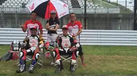 Dua pebalap AHRT, Irfan Ardiansyah dan Rheza Danica, mampu keluar sebagai juara balapan Suzuka 4 Hours Endurance di Jepang, Sabtu (30/7/016). (Bola.com/Facebook/AHRT)