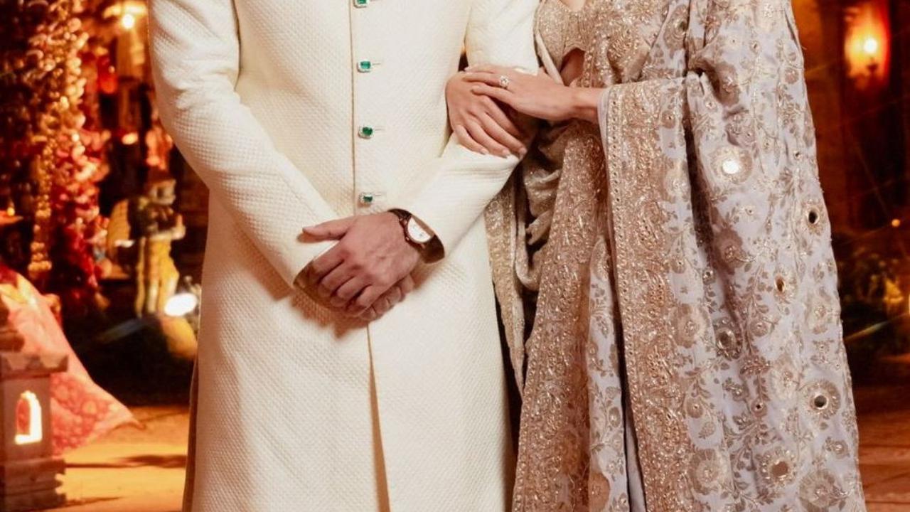 Aktor Ranbir Kapoor dan istrinya Alia Bhatt berpose saat menghadiri perayaan pranikah Anant Ambani, putra Mukesh Ambani, Ketua Reliance Industries, dan Radhika Merchant, putri industrialis Viren Merchant di Jamnagar, Gujarat, India.