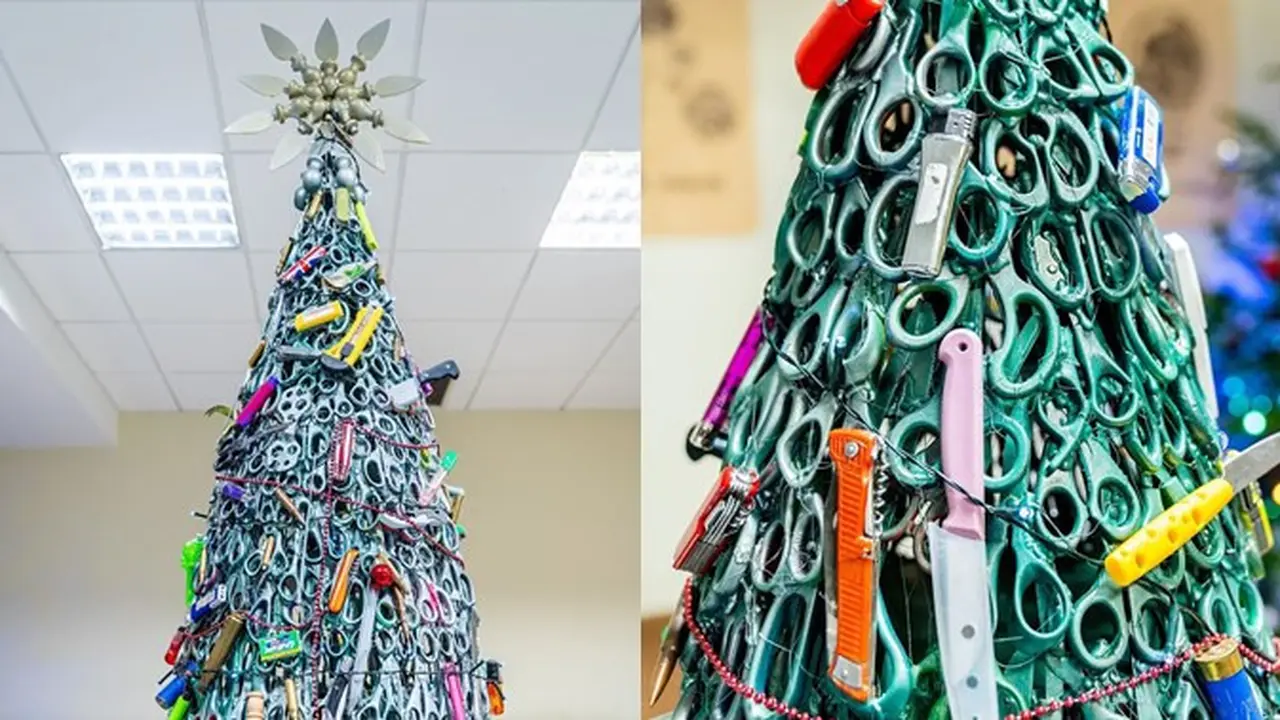 Kreatif, Bandara Ini Buat Pohon Natal dari Barang Sitaan