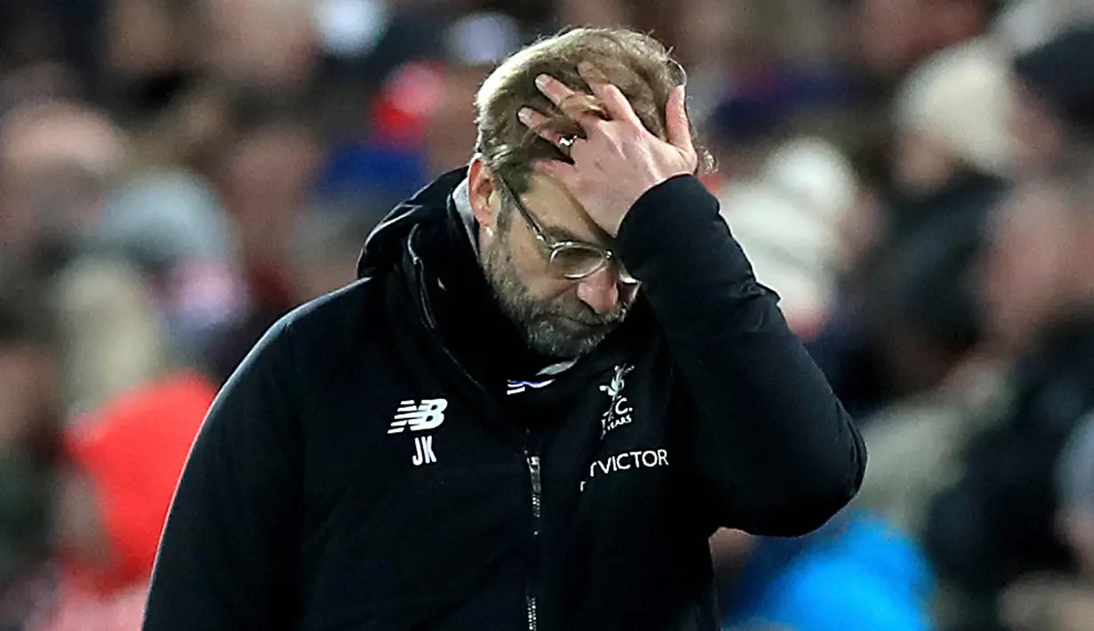 Pelatih Liverpool Jurgen Klopp memegang kepalanya usai pertandingan melawan West Bromwich Albion pada putaran keempat Piala FA di stadion Anfield, Inggris (27/1). Liverpool takluk dari West Bromwich Albion 3-2. (Peter Byrne / PA via AP)