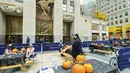 Chris Soria, dari Maniac Pumpkin Carvers di Brooklyn, mengajari orang-orang yang bekerja di Rockefeller Center cara mengukir lentera jack o 'untuk Halloween (22/10/2020). (Diane Bondareff/AP Images for Tishman Speyer)