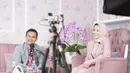 Sebelum menikah, tampilan mereka juga kerap matching. Seperti saat memakai setelan blazer nuansa pink. [Foto: Instagram @sahrulgunawanofficial]