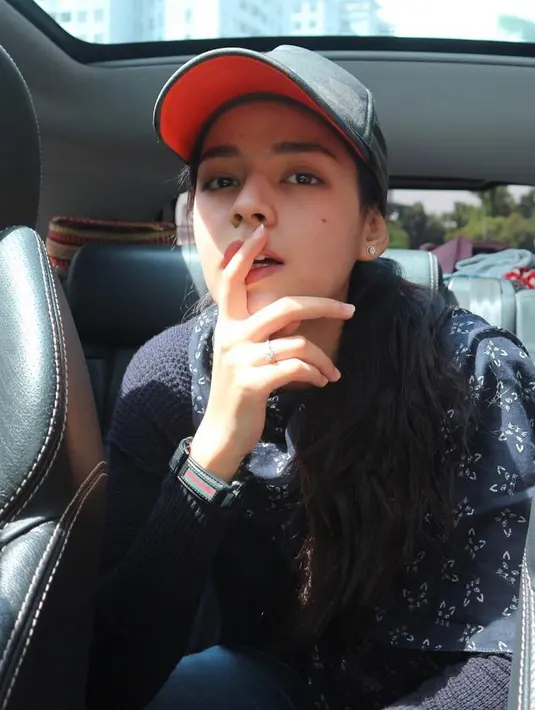 Wanita berdarah Mesir dan Tionghoa ini selalu tampil menawan di berbagai kesempatan. Topi yang dikenakannya menjadi fashion item yang menambah kecantikannya. Meski berpose tanpa senyum, ia tetap terlihat cantik. (Liputan6.com/IG/@susansameeh)