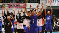 Pemain Timnas voli putra Indonesia mengangkat tangan merayakan kemenangan atas Qatar pada Kejuaraan Voli Asia 2017 di GOR Tri Dharma, Gresik, Rabu (26/7). Indonesia unggul 3-2 (24-26, 14-25, 25-20, 25-21, 15-11). (Liputan6.com/Helmi Fithriansyah)