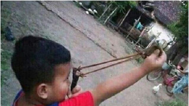 Kelakuan Polos Anak-Anak Saat Lawan Arus Kewajaran Ini Bikin Senyum