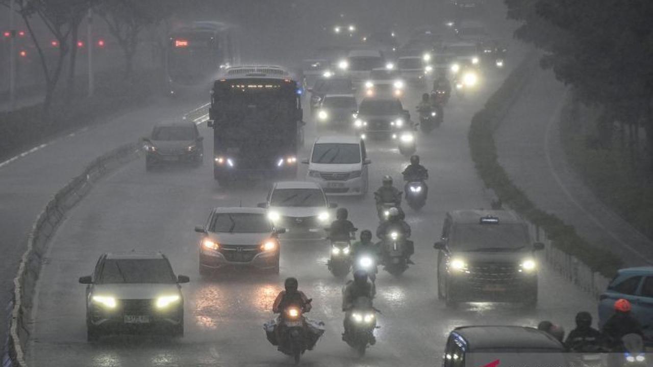 BMKG Prakirakan Jakarta Hujan Ringan hingga Sedang Sepanjang Hari Sabtu