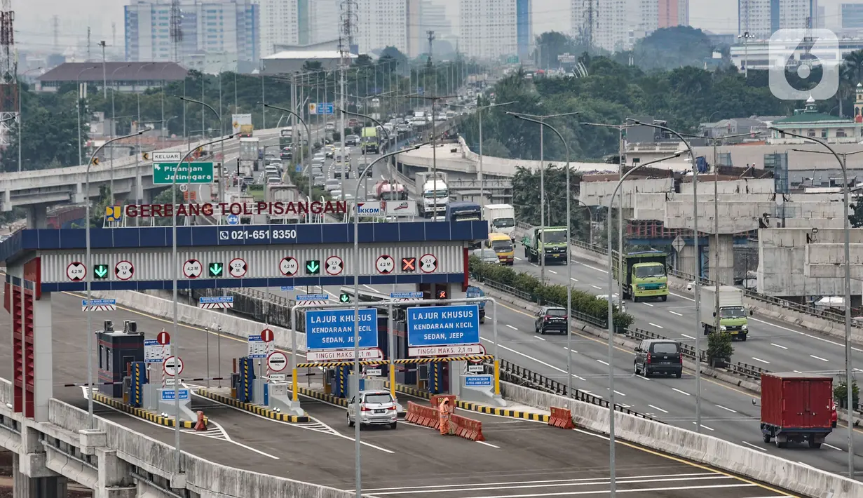Kendaraan melintasi GT Pisangan, Jatinegara, Jakarta Timur, Senin (15/3/2021).Tarif GT Pisangan dikenakan biaya sebesar Rp10.000 untuk kendaraan golongan I, sedangkan kendaraan golongan II dan III sekitar Rp15.000 dan golongan IV dan V tarifnya adalah Rp17.000. (merdeka.com/Iqbal S. Nugroho)