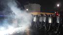 Kerusuhan membuat jalanan dipenuhi gas air mata yang digunakan oleh polisi untuk mengatasi kekacauan massa saat pengunjuk rasa. (AP Photo/Lewis Joly)