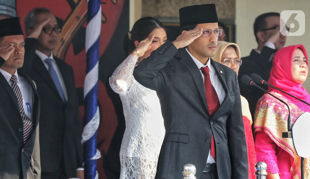 Mendikbud Nadiem Makarim memimpin Upacara Peringatan HUT PGRI ke-74 dan Hari Guru Nasional 2019 di Kemendikbud, Jakarta, Senin (25/11/2019). Upacara diikuti oleh guru, siswa-siswi dan mahasiswa dan Nadiem Makarim memimpin selaku pembina upacara. (Liputan6.com/Johan Tallo)