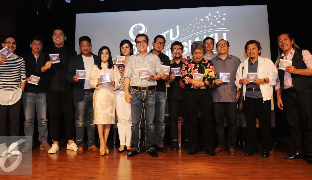 Tantowi Yahya bersama sejumlah artis menunjukkan CD kolaborasi Artis Indonesia di Gedung Jakarta Theater, Jakarta, Selasa (20/12). CD kolaborasi tersebut sebagai kontribusi positif untuk merawat kebhinekaan Indonesia.(Liputan6.com/Gempur M Surya)