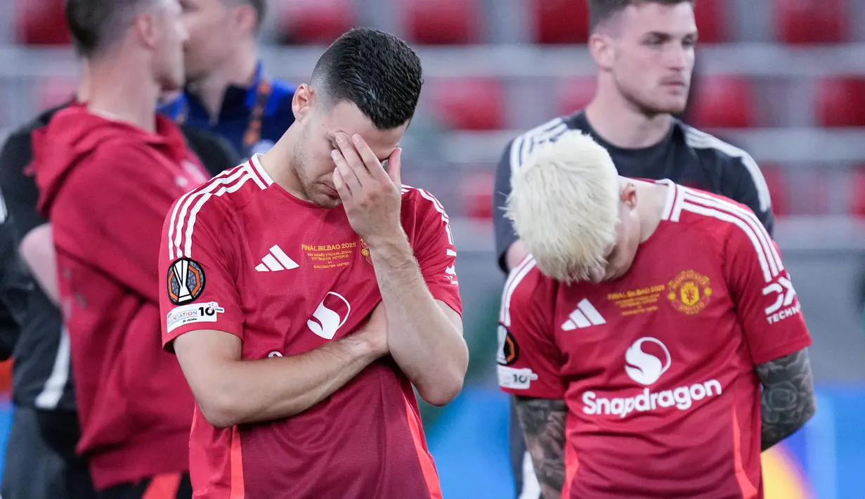 Pemain Manchester United tertunduk lesu setelah ditaklukkan Tottenham Hotspur pada laga final Liga Europa di Stadion Mames, Bilbao, Spanyol, Kamis (22/5/2025). (AP Photo/Bernat Armangue)