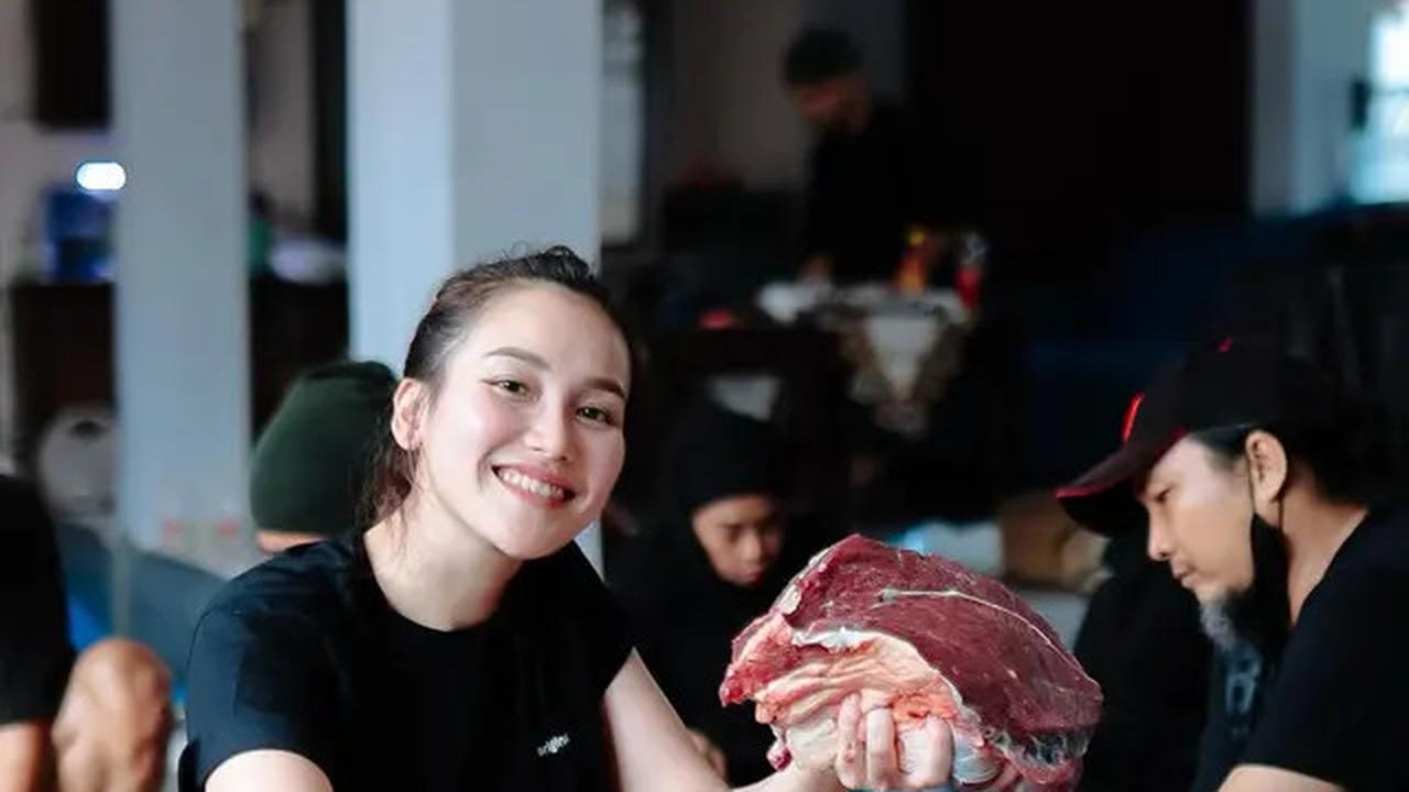 Potret Ayu Ting Ting Ikut Potong Daging Kurban, Tampil Santai Pakai Kaus dan Celana Pendek