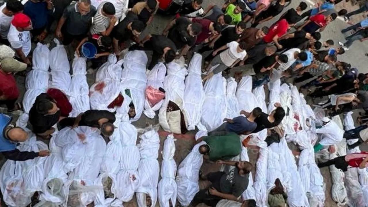 Begitu juga dengan mayat-mayat yang sudah dievakuasi dan dibungkus kain kafan terlihat di lokasi.<br>