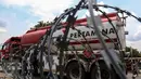 Pintu masuk Depo Pertamina Plumpang, Jakarta Utara, dipasangi kawat berduri, Selasa (1/11). Meski ada aksi mogok kerja Awak Mobil Tangki (AMT), di lokasi masih ada mobil-mobil tangki milik Pertamina yang beroperasi. (Liputan6.com/Faizal Fanani)