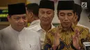 Presiden Joko Widodo, Ketum DPP Partai Golkar Airlangga Hartarto dan Mensos Agus Gumiwang Kartasasmita memberikan keterangan saat menghadiri acara Buka Puasa Bersama Partai Golkar di Jakarta, Minggu (19/5/2019). Kegiatan itu mengangkat tema Menjemput Kemenangan Ramadan. (Liputan6.com/Faizal Fanani)