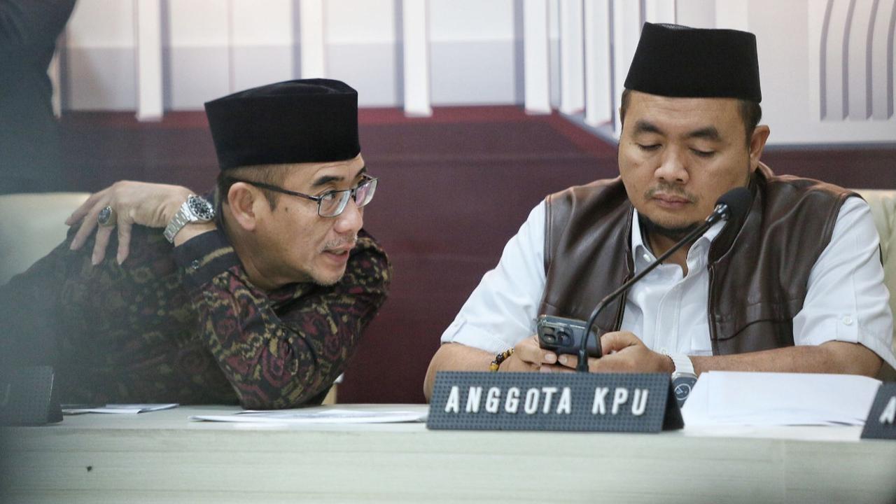 Adapun yang menjadi rujukan dalam rekapitulasi suara di tingkat kecamatan adalah formulir C1 yang tersimpan dalam kotak suara.