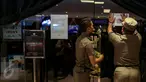 Anggota Satpol PP menempelkan kertas saat menyegel klinik Chiropractic First di mall Grand Indonesia, Jakarta, Rabu (13/1). Sembilan klinik Chiropractic First di sejumlah mall di Jakarta disegel karena tidak memiliki izin (Liputan6.com/Faizal Fanani)