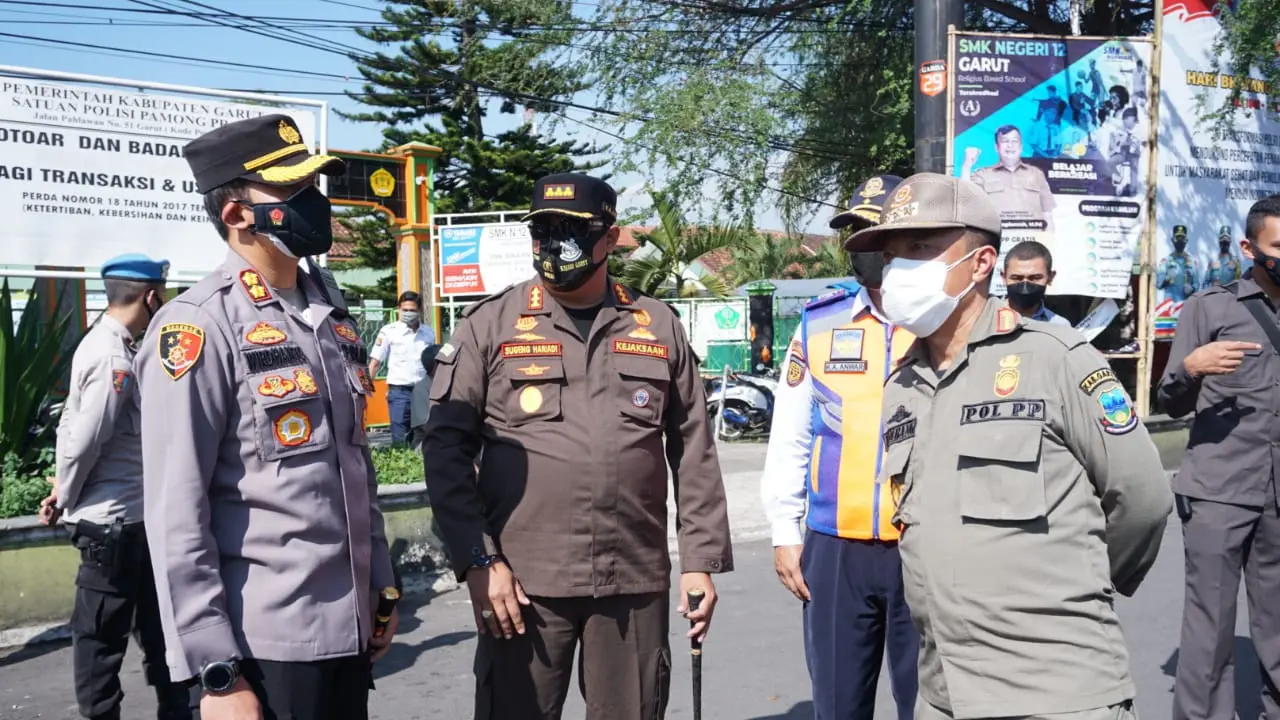 Satgas Covid-19 Garut tengah melakukan simulasi dan penyekatan dalam pelaksanaan PPKM darurat di kabupaten Garut, Jawa Barat.
