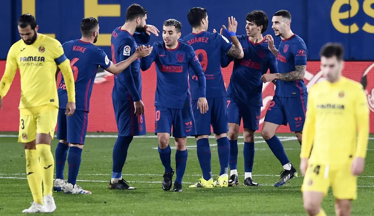 Para pemain Atletico Madrid merayakan gol yang dicetak oleh Joao Felix ke gawang Villareal pada laga Liga Spanyol di Stadion Ceramica, Minggu (28/2/2021). Atletico Madrid menang dengan skor 2-0. (AP/Jose Breton)